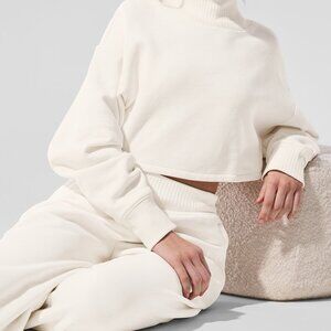 ALO Yoga Off-White Cropped Turtleneck shirt and pants (SET)